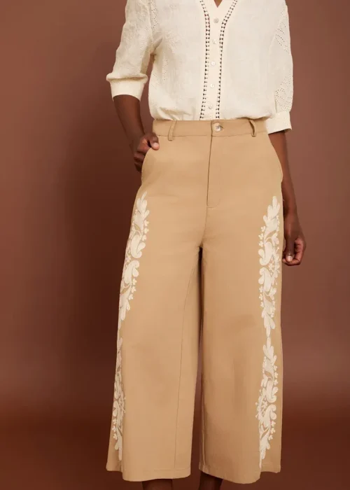 Pantalón camel con bordados