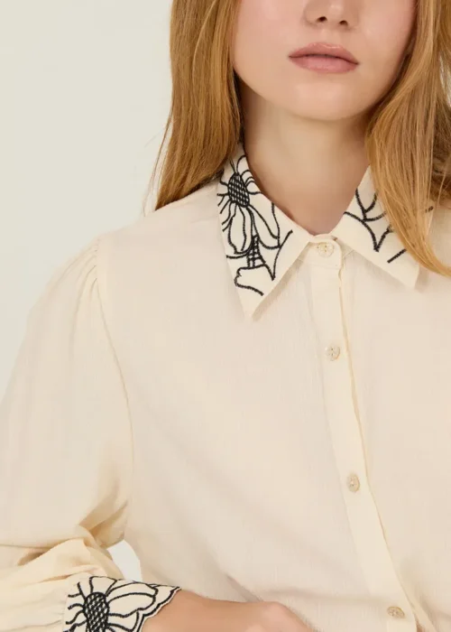 Camisa cuello bordado