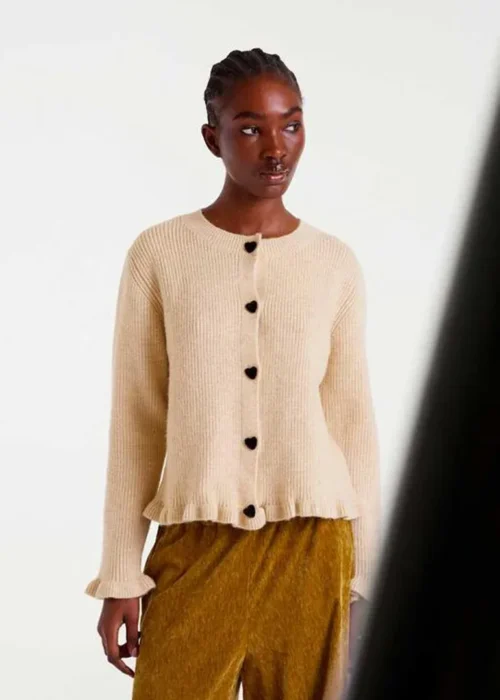 Cárdigan beige  botón corazón